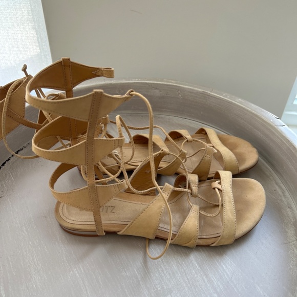 B we I’ve flat sandals - Picture 2 of 3